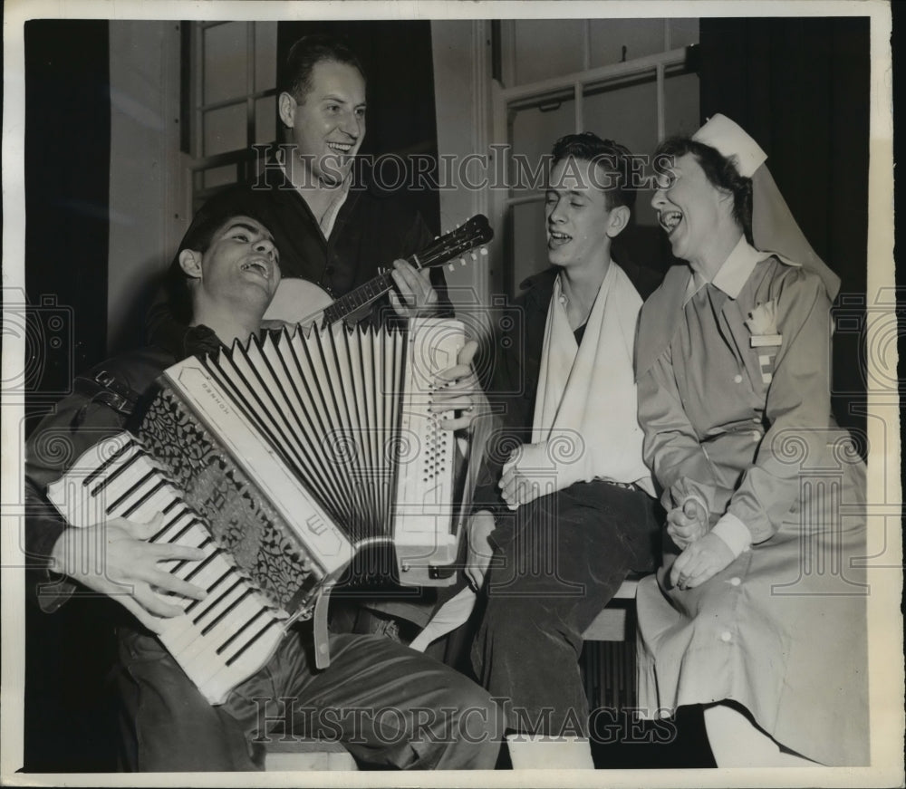 1943 Press Photo Staten Island NY Soldiers sing in the hospital SINY - Historic Images