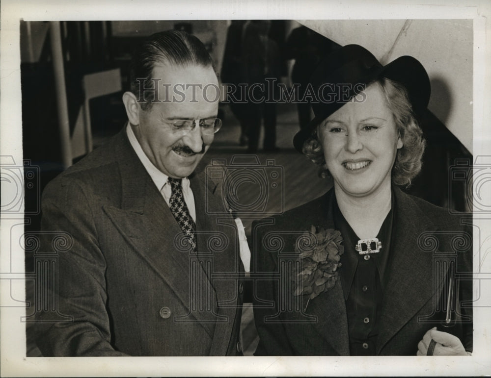 1943 New York Suit says Celanese head used funds on wife NYC - Historic Images