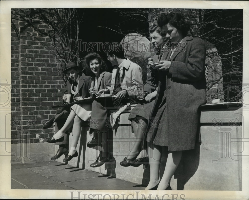 1945 New York Mrs Kathryn Ray takes pictures in Central Park NYC - Historic Images