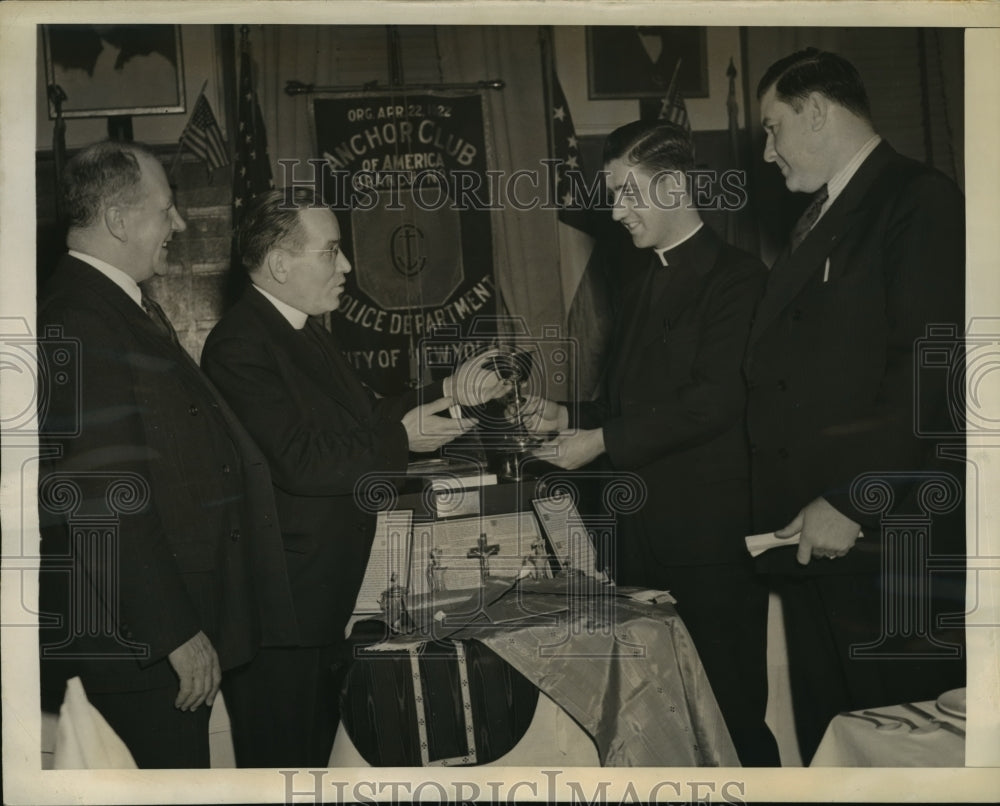 1943 Press Photo New York Anchor Club presents Mass Kit NYC - Historic Images