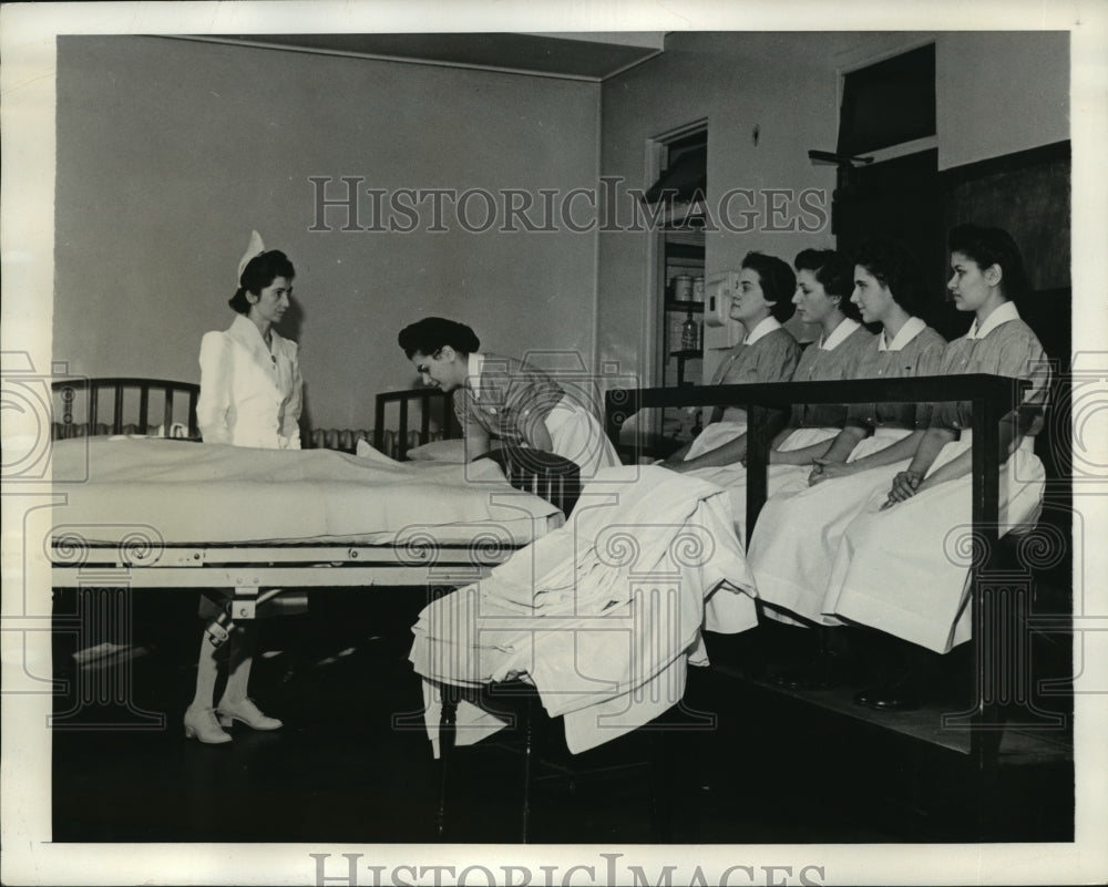 1943 Press Photo New York Student Nurses shown how to make beds NYC - Historic Images