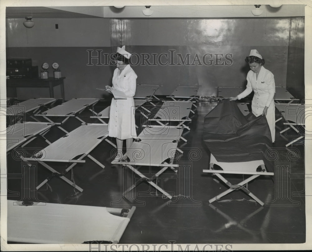 1943 New York Eleanor Callagan &amp; Gladys Reilly check cots NYC-Historic Images