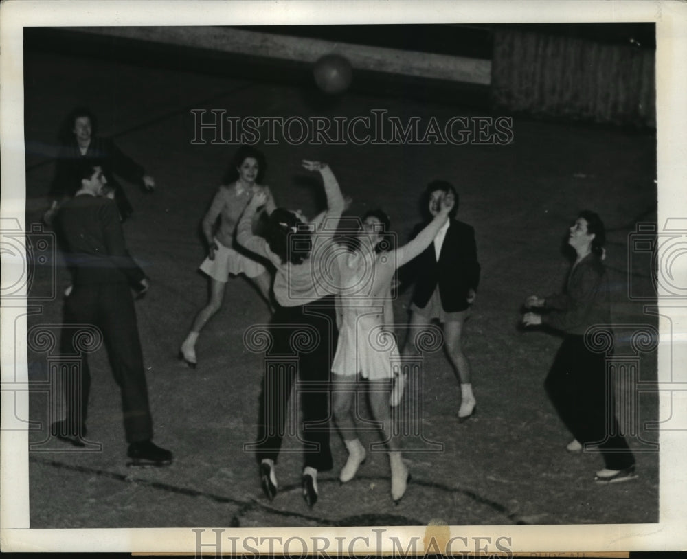 1943 Press Photo New York Stars On Ice skate after the ball NYC - Historic Images