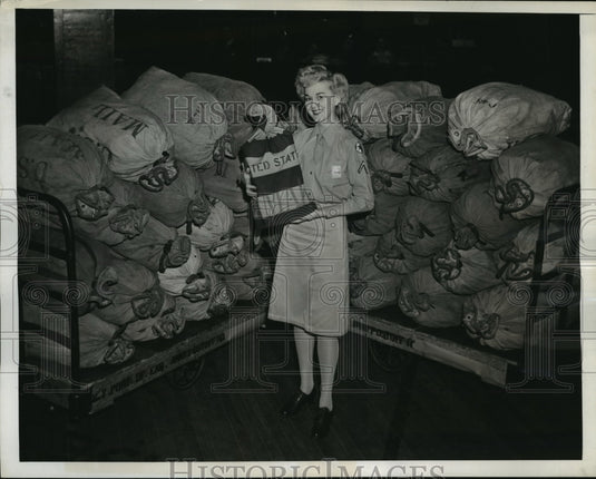 1943 New York Pvt Delores Zelinsky holds letters on microfilm NYC-Historic Images