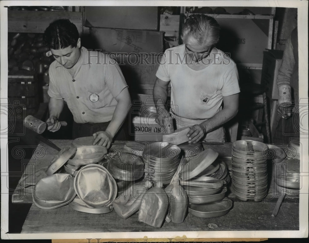 1943 Press Photo New York Philip Tamburri and Joseph DePietro fix mess kits NYC - Historic Images