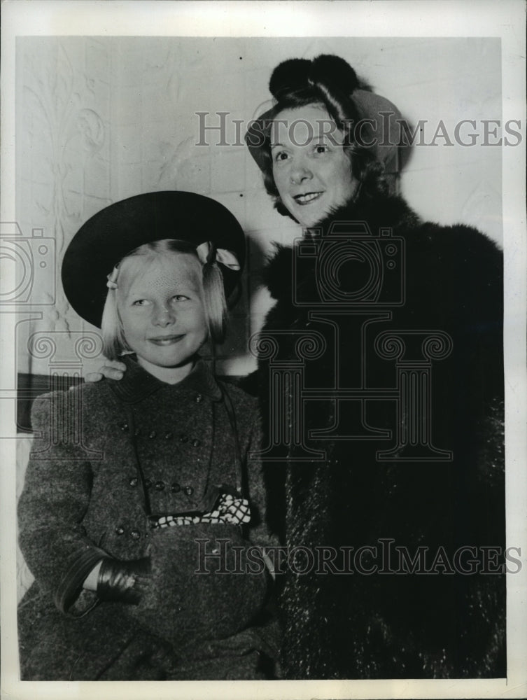 1942 Press Photo New York Mrs JG Hanna and her daughter Carol NYC - neny06921-Historic Images