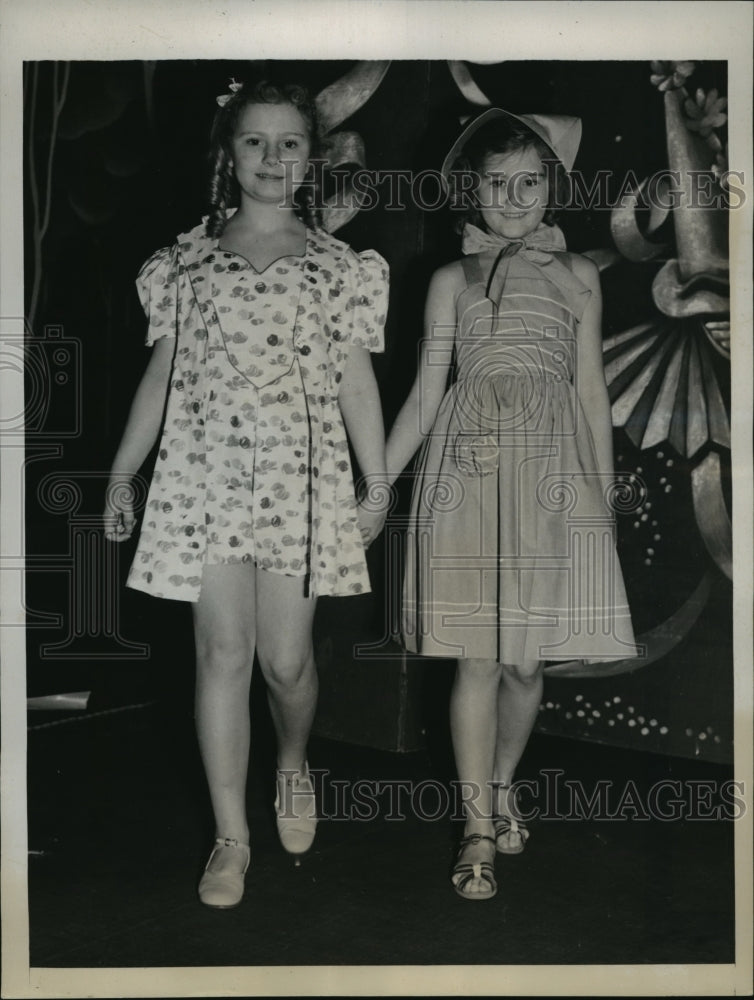 1939 Press Photo New York Doris Berman &amp; Lily Lawes model clothing NYC - Historic Images