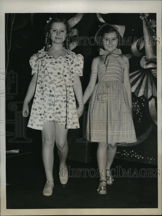 1939 Press Photo New York Doris Berman & Lily Lawes model clothing NYC - Historic Images