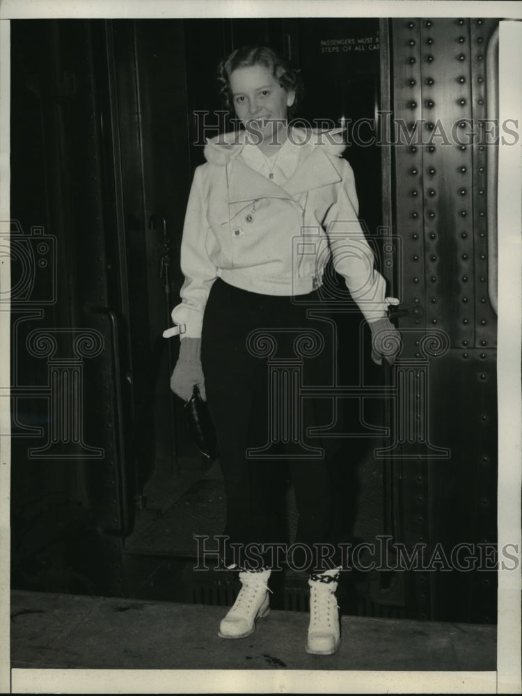 1939 Press Photo New York Snow Queen Charlotte Lewis at FEstival Of States NYC - Historic Images