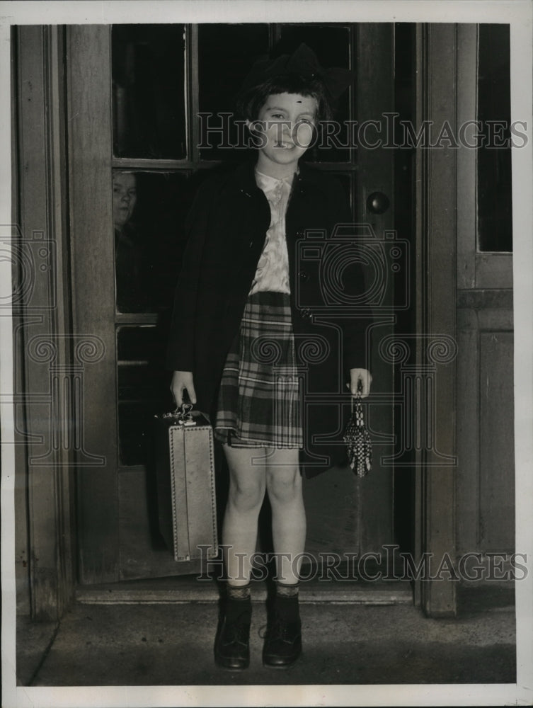 1939 New York June Hallinan stays in New York on way home NYC - Historic Images