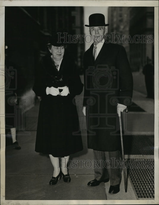 1944 Press Photo New York Lt Gen & Mrs Robert Bullard on Fifth Avenue NYC - Historic Images