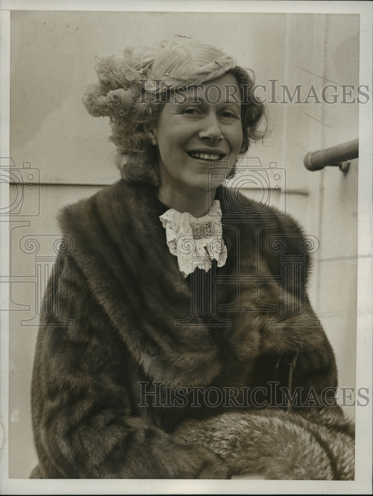 1938 Press Photo Renee MacReady wears ostrich feather hat - Historic Images