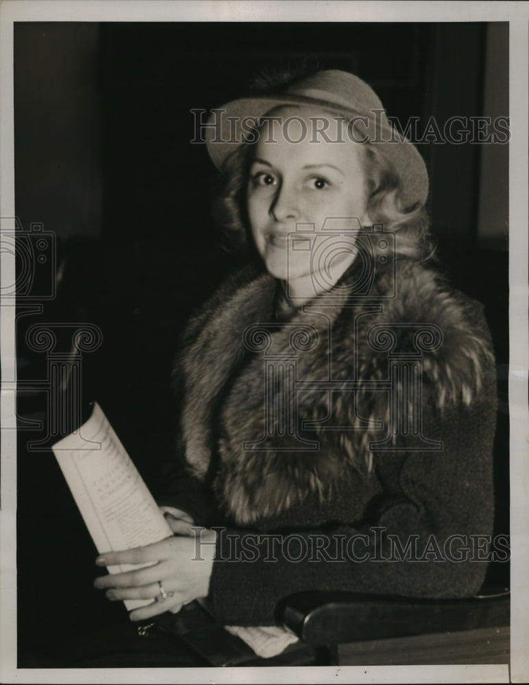 1939 Eloise Pickard attends convention  - Historic Images