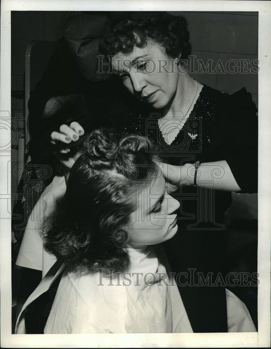1943 Press Photo Hairdresser demonstrates on Reggie Sheehan - Historic Images