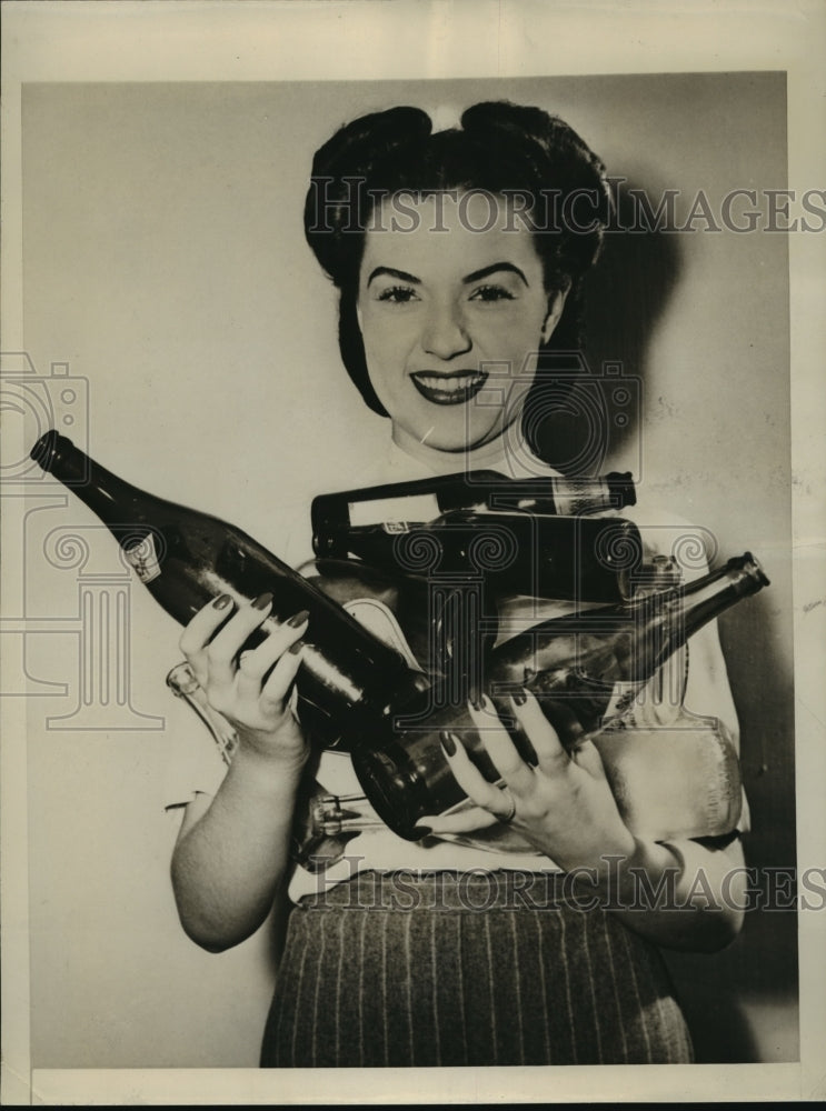 1944 New York Norma GIlchrist gathers deposit bottles NYC-Historic Images