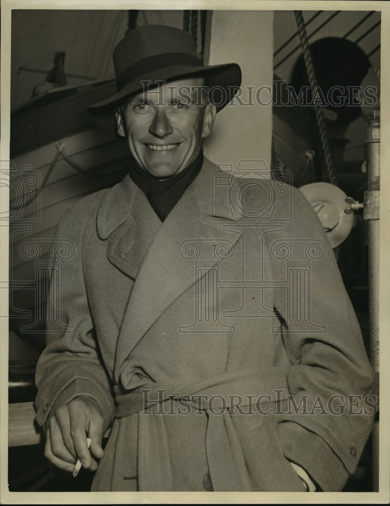 1942 Press Photo New York Maurice Stacy returns home to join the Army NYC - Historic Images