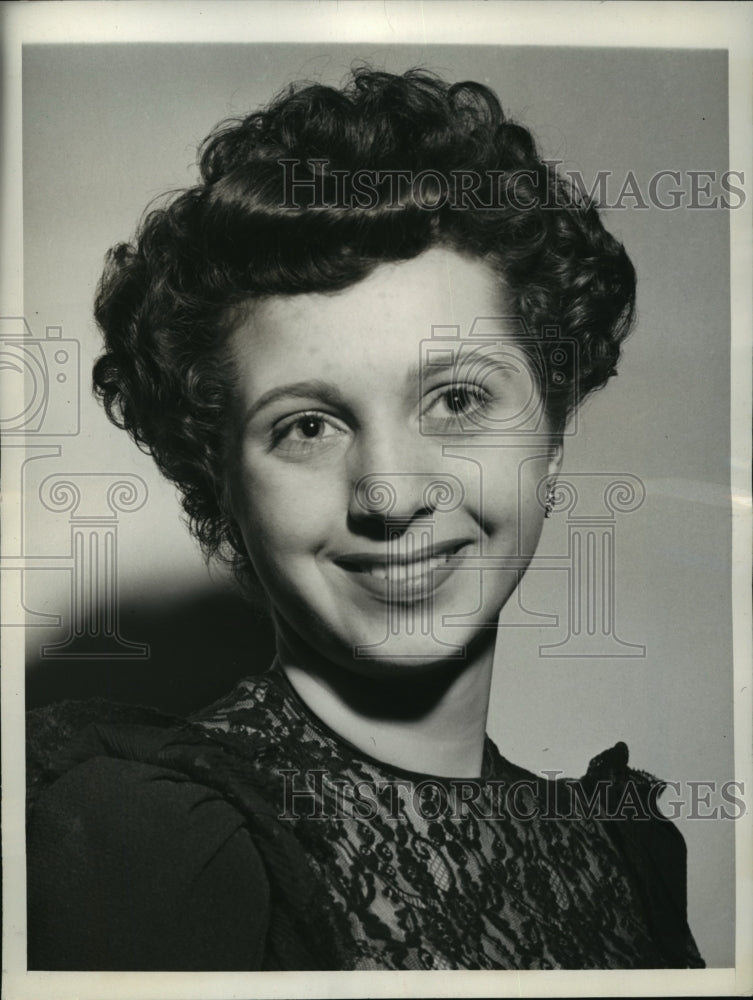 1942 Press Photo New York Toni Ronalds shows off Feather Fluff Hair Do NYC - Historic Images