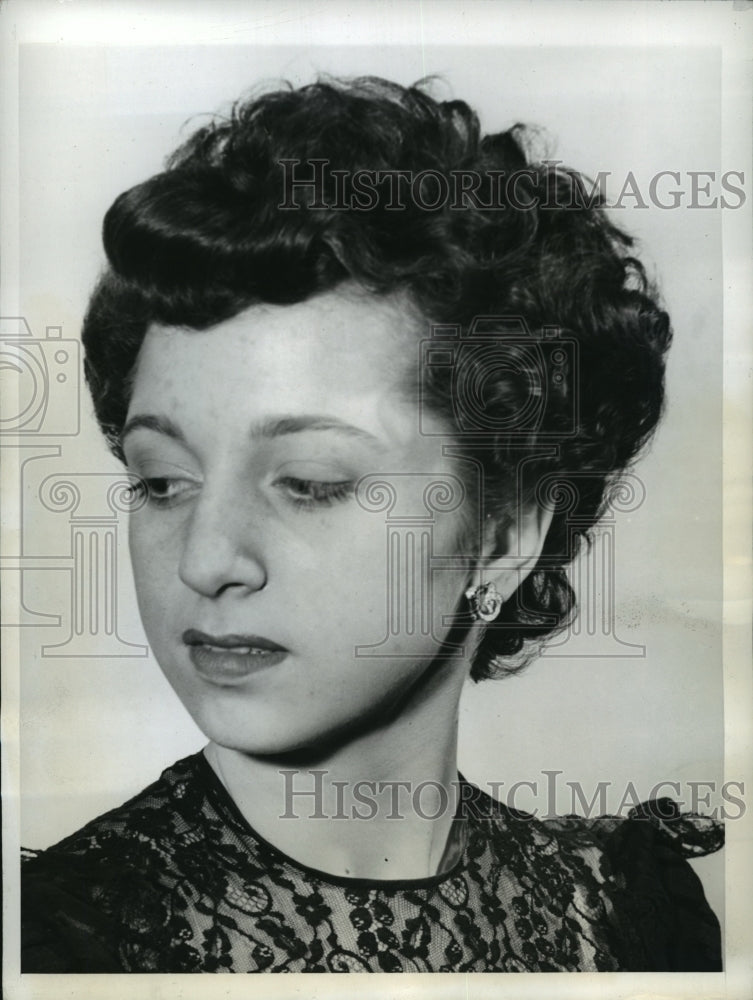 1942 Press Photo New York Roni Ronalds shows off Feather Fluff Hair Do NYC - Historic Images