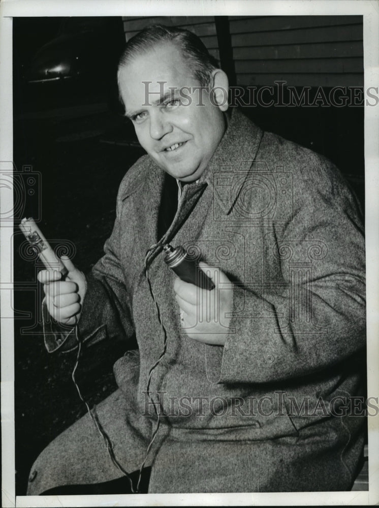 1942 Press Photo New York Captain Johnson Bach holds a life preserver NYC - Historic Images