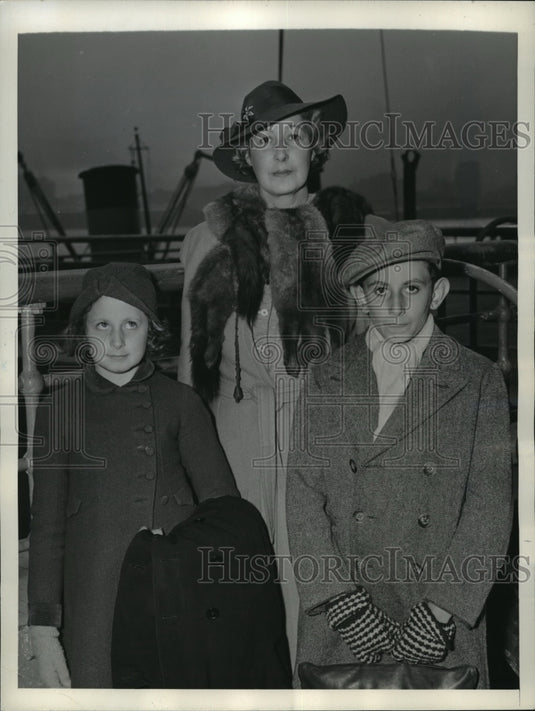 1942 Press Photo New York Mrs Edward Russel & Children en route to Canada NYC - Historic Images