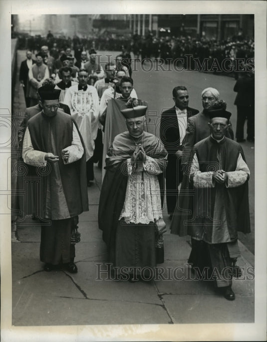 1939 Press Photo New York Most Reverend Francis Spellman arrives at church NYC - Historic Images