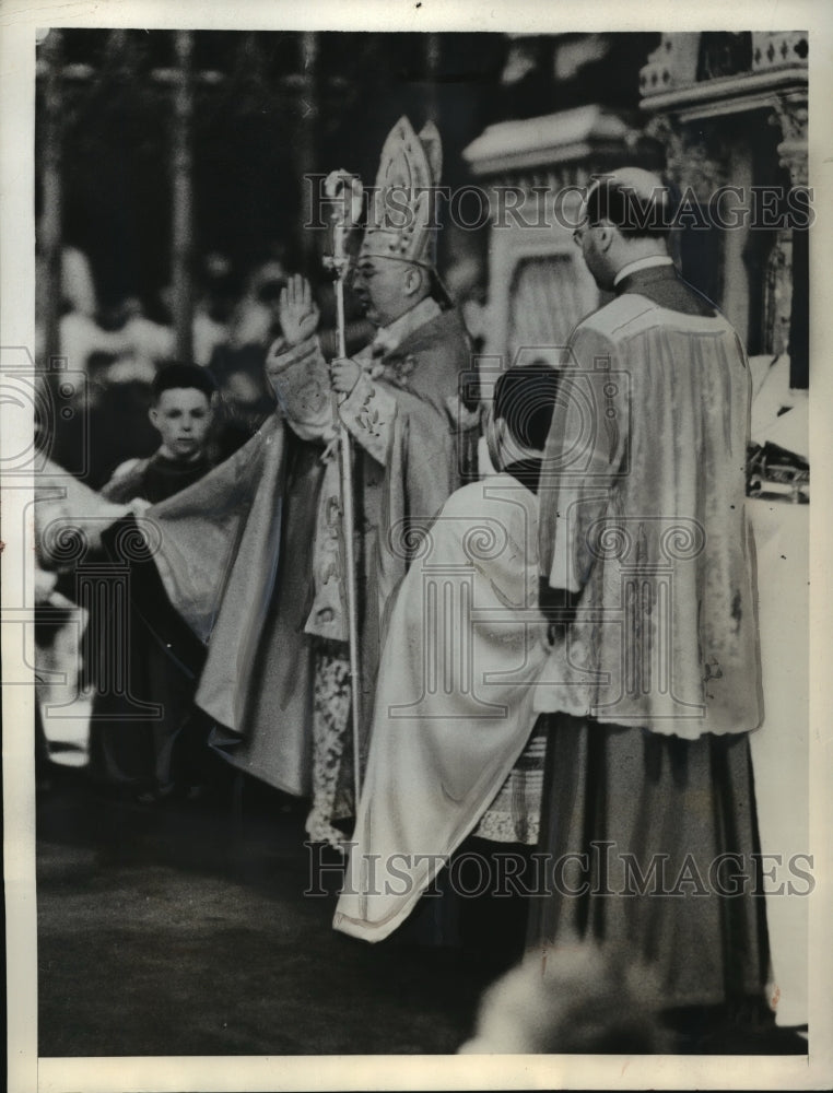 1939 Press Photo New York Archbishop Francis Spellman makes sign of cross NYC-Historic Images