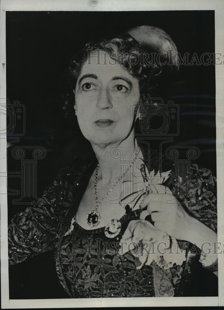 1939 Press Photo New York Evalyn Walsh McLean under police guard NYC - Historic Images