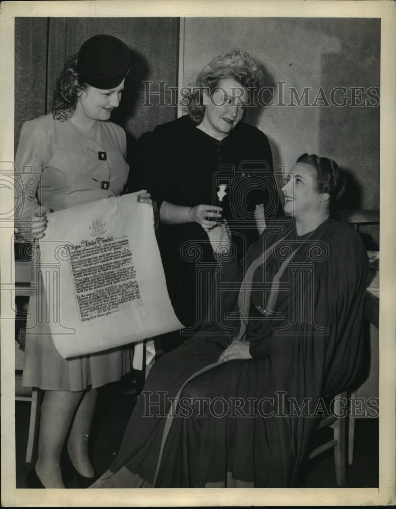 1943 Press Photo New York Helen Traubel named Outstanding American Woman NYC - Historic Images