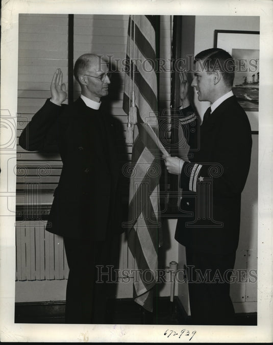1943 Press Photo New York Rev Frank Ray Wilson takes Naval oath NYC - Historic Images
