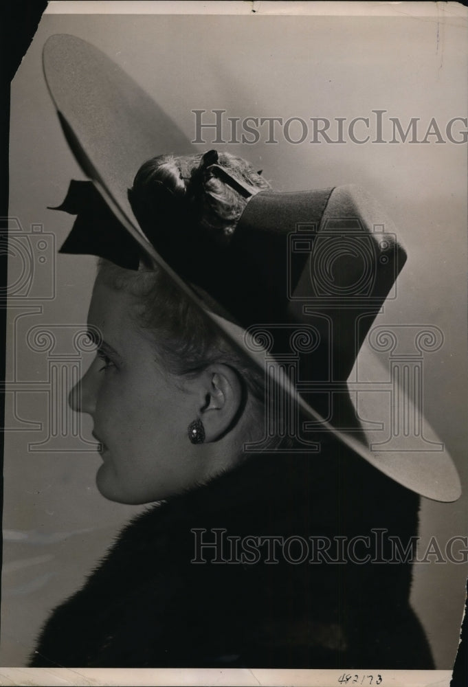 1939 New York Woman models peppermint blue felt hat NYC-Historic Images