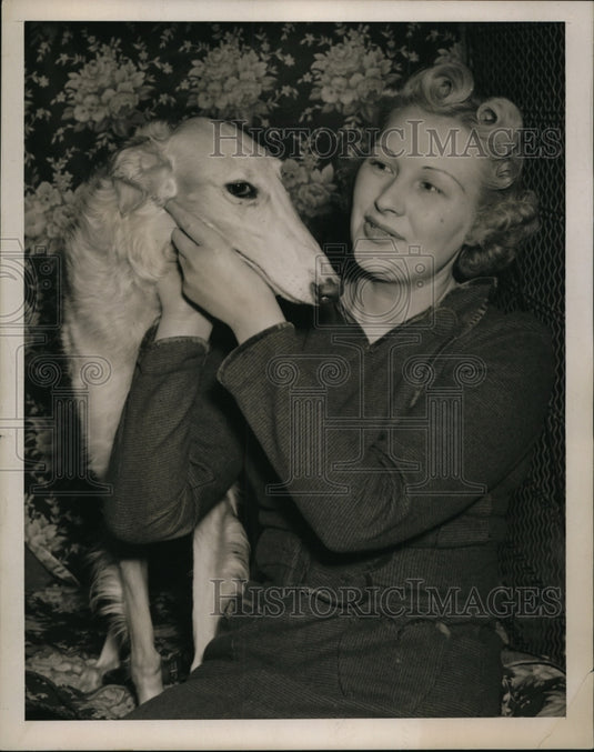1939 Mrs Mary Lindhorst with Yona O Barons Wood-Historic Images