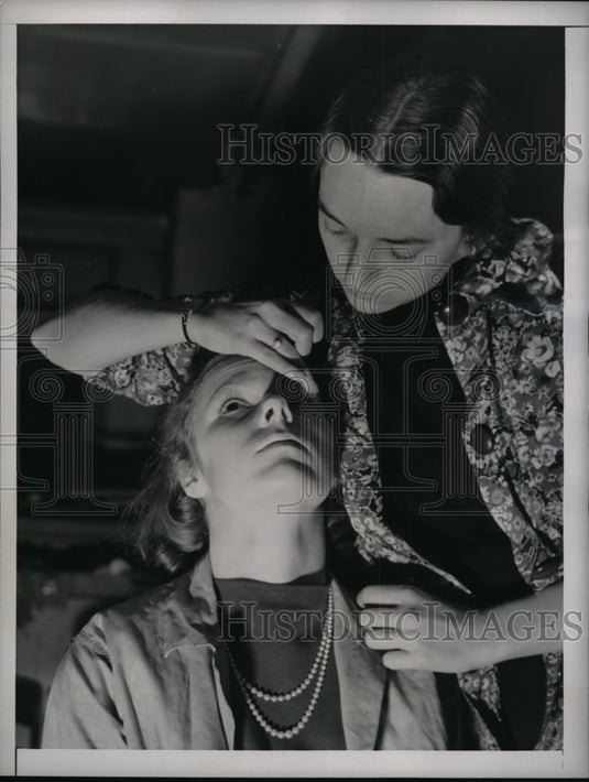 1939 Press Photo New York Virginia Lee Comer Applies Grace Fiske's Makeup NYC - Historic Images