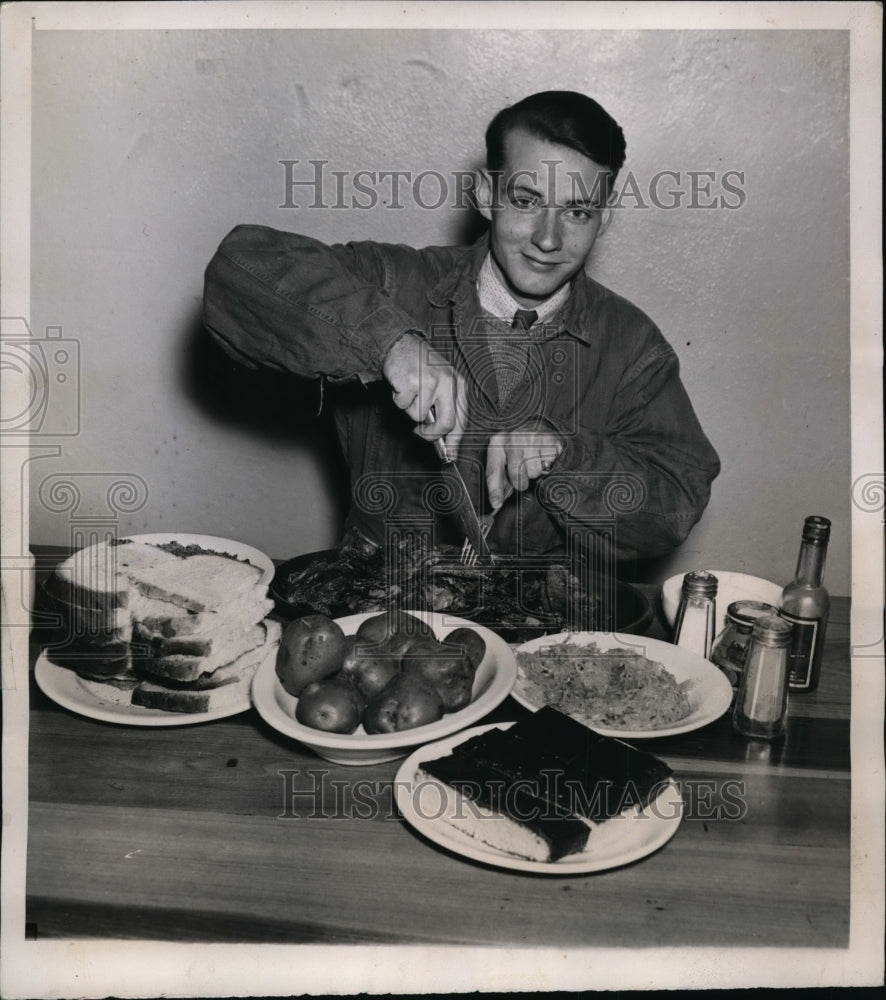 1939 Press Photo New York Private Joseph G. Froberts attempts to gain weight NYC - Historic Images