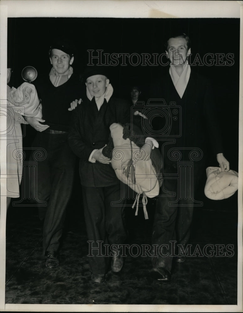 1939 Press Photo New York Columbus Survivors at Ellis Island NYC - Historic Images