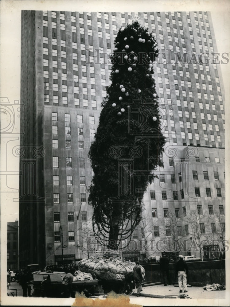 1943 New York 55-foot Christmas Tree Rockefeller Center NYC-Historic Images