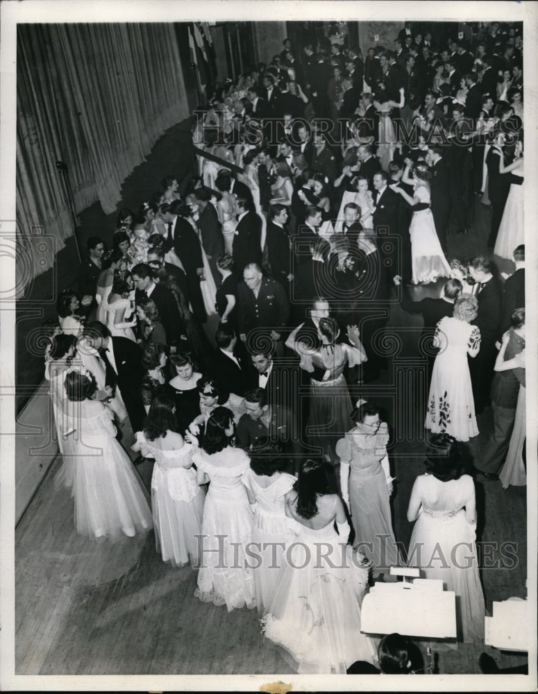 1943 Press Photo New York Elizabeth Aldrich Heads 9th Debutante Ball NYC - Historic Images