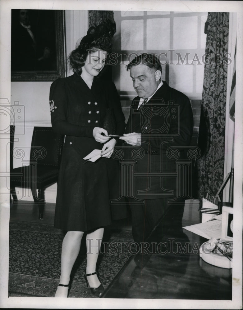 1945 Press Photo New York Catherine McIntosh Chosen Miss Page One of 1945 NYC - Historic Images