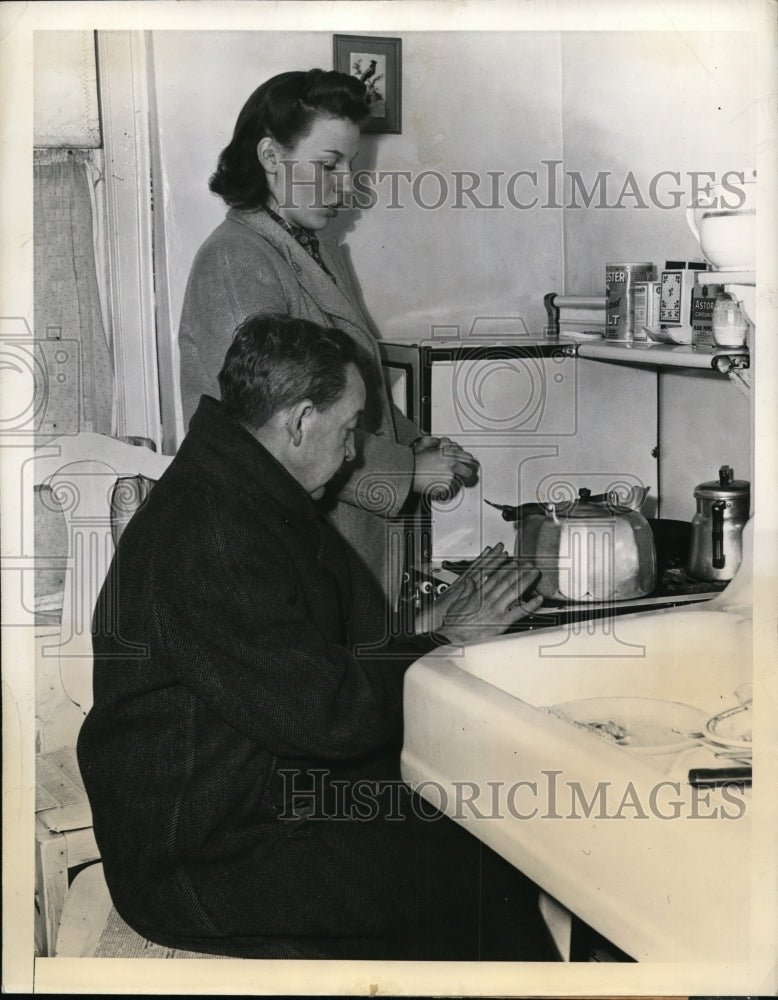 1943 Press Photo New York Victim of Superintendents of 35 Apartment Strikes NYC - Historic Images