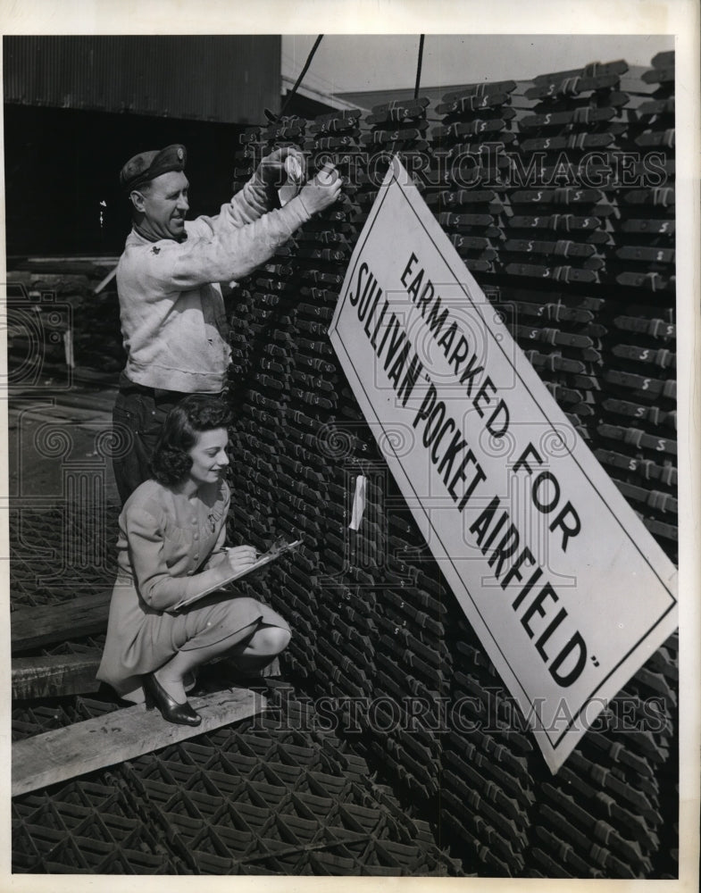 1943 Press Photo New York War Workers of Irving Subway Grating Co. NYC - Historic Images