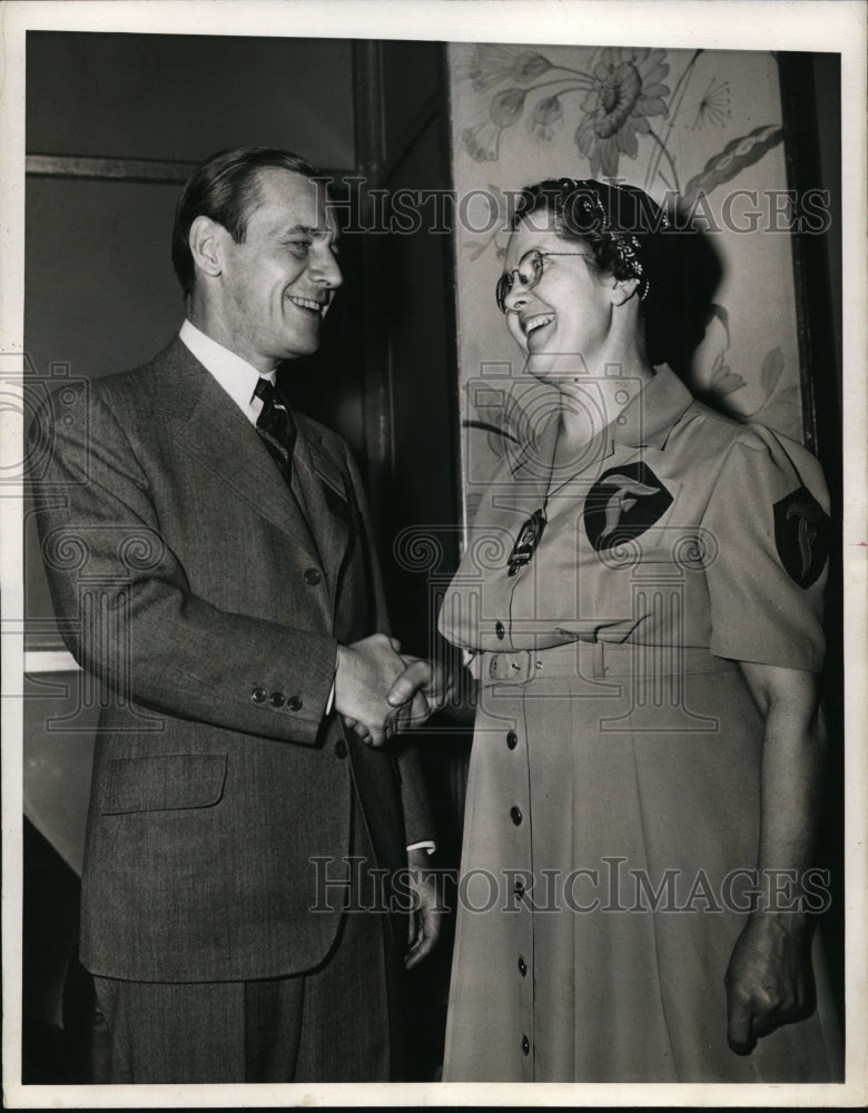 1943 Press Photo New York Mary Snader Congratulated as 1st Woman Supervisor NYC - Historic Images