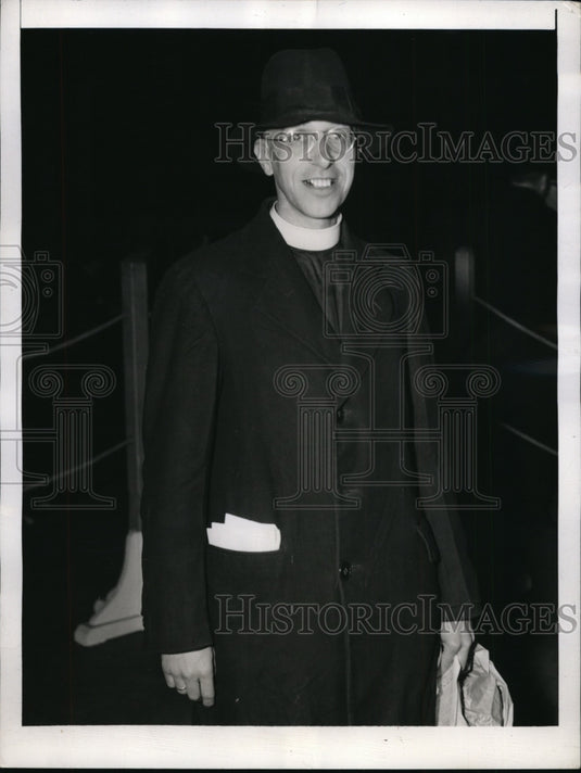 1943 Press Photo New York Father Cecil Rogers Drolet aboard Gripshoolm NYC - Historic Images