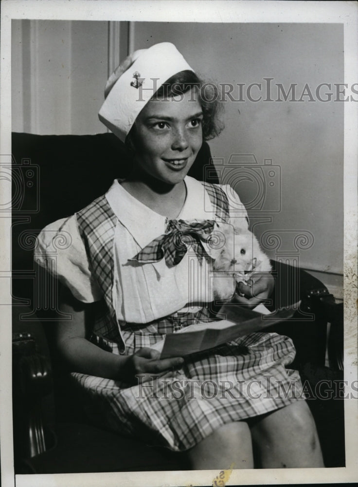 1934 Press Photo New York Audrey Dubug recieved telegram of prize NYC - Historic Images