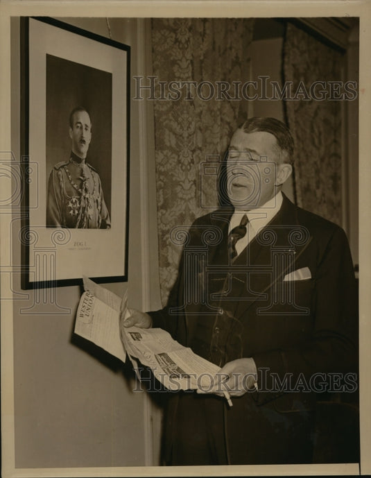 1939 Press Photo New York Count De Montale in the Albanian Consulate NYC - Historic Images