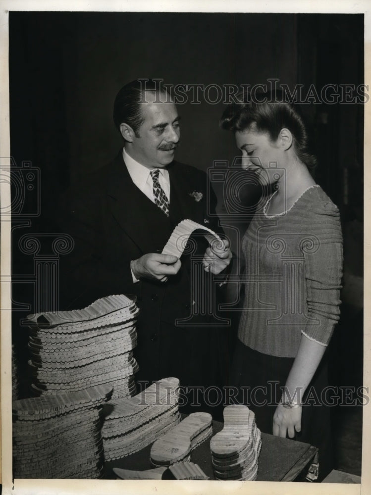 1943 Press Photo New York Elliot F. Simpson explains use of dowel pin soles NYC-Historic Images