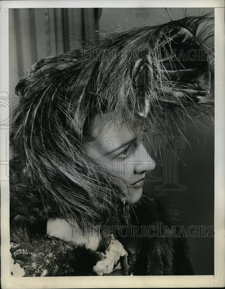 1943 Press Photo New York Model wears feather covered hat NYC - neny08005-Historic Images