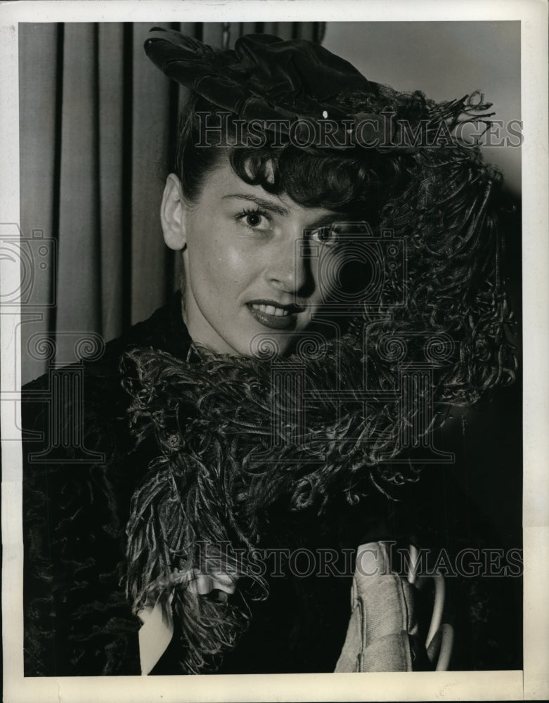 1943 New York Model wears velvet toque NYC  - Historic Images