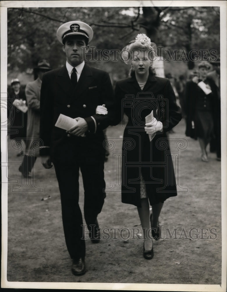 1943 New York Ensign &amp; Mrs Robert Craig at Belmont Park NYC-Historic Images