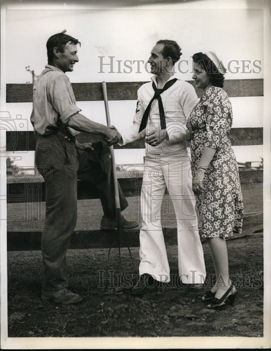1943 Press Photo New York Mike Lopez, Betty Mantia & Farmer NYC - Historic Images
