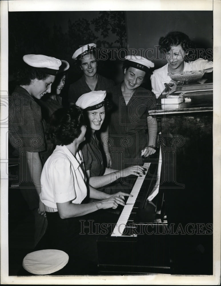 1943 New York Group of WRENS during their leisure hours NYC-Historic Images