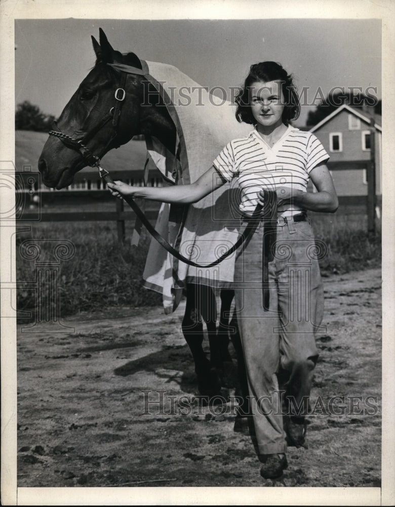 1943 Press Photo New York Mrs.Richard Ringgold workout on Belmont Park NYC - Historic Images